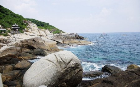 海南蜈支洲岛海水拍打岩石图片