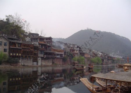 江边村落图片