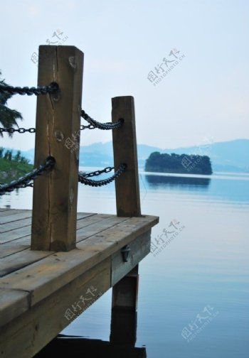 湖光山色码头图片