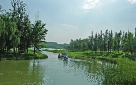 北京奥体公园湖面游艇图片