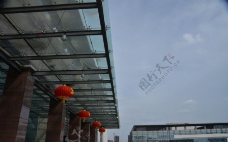 江苏丹阳市人民行政大楼仰拍图片