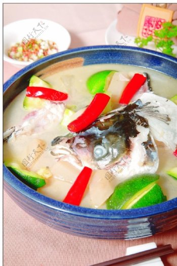 青南瓜炖鱼头图片