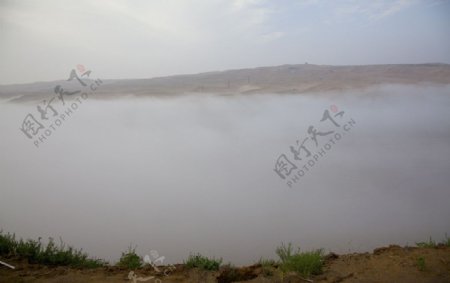 雾中的内蒙古响沙湾沙漠旅游景区图片