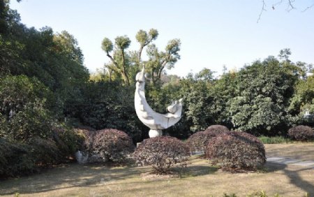 西湖岸边的园艺雕塑图片
