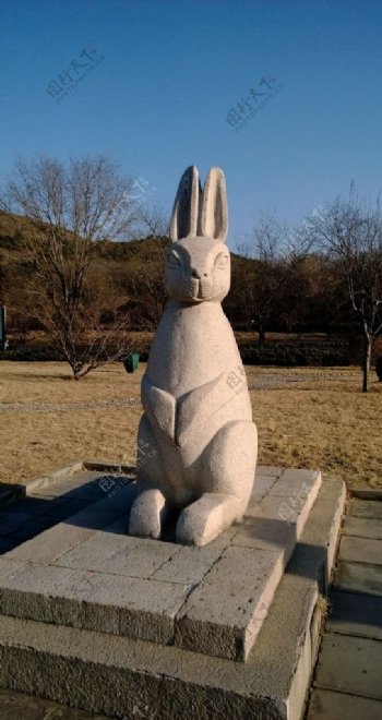 蟒山石雕生肖兔图片