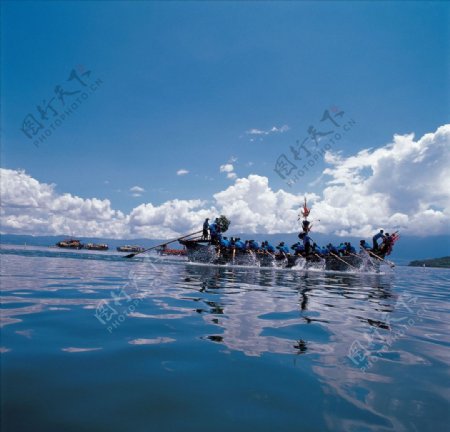 赛龙舟湖景图片