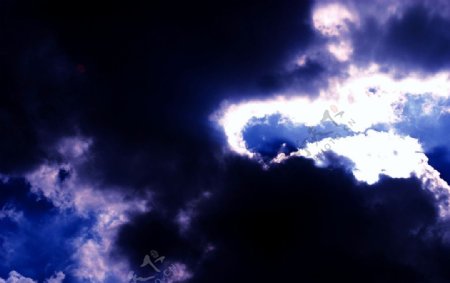 阳光照射的云图片
