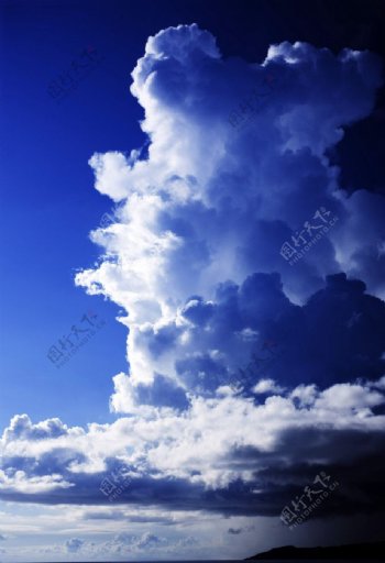 增长的积雨云图片