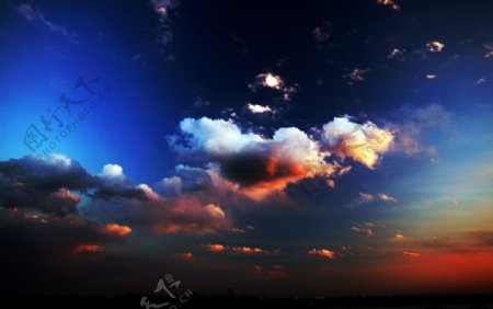 雨后浮现的彩云图片
