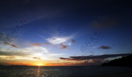 夕阳下的海平线图片