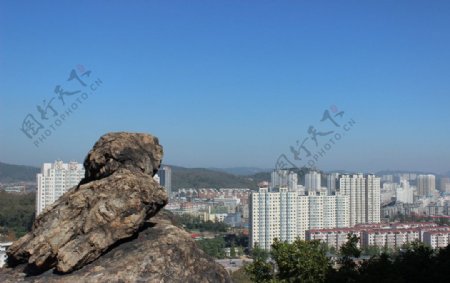 丹东俯视城市怪石图片