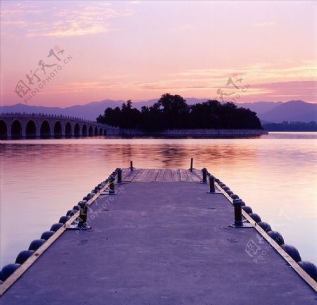 桥边夕阳图片