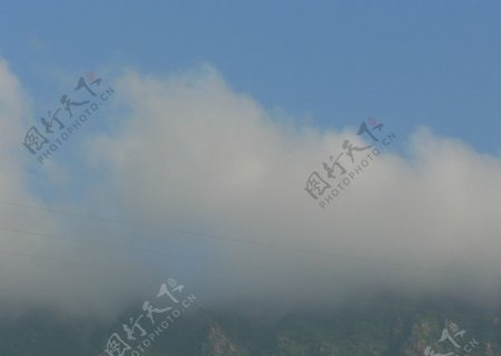 云雾缭绕图片