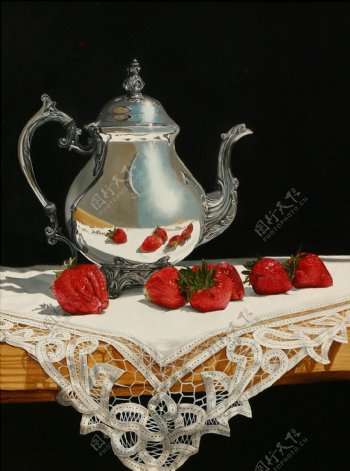 油画草莓与银器图片