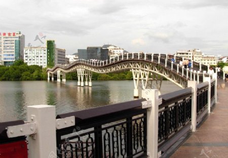 三亚河行人桥图片