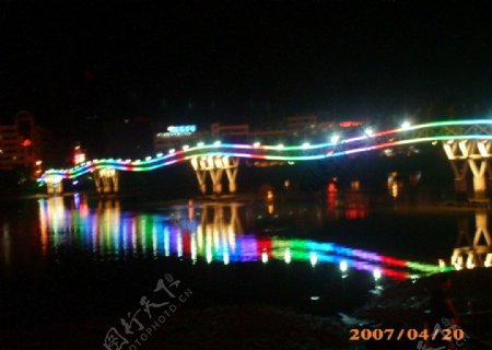 海南三亚彩虹天桥夜景图片