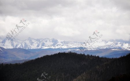 香格里拉远眺雪山图片