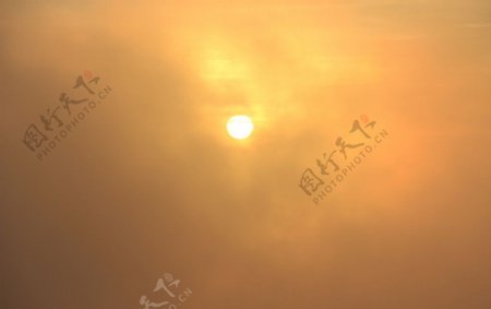 雾中红日图片