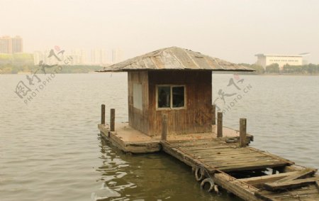 湖面房屋图片