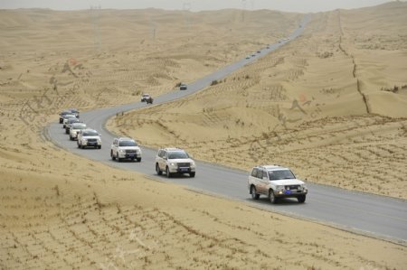 普拉多车队穿越塔克拉玛干沙漠图片