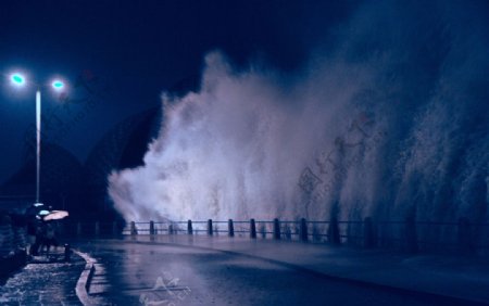 梅花台风掀海浪图片