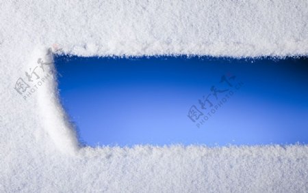 雪地中的蓝天图片