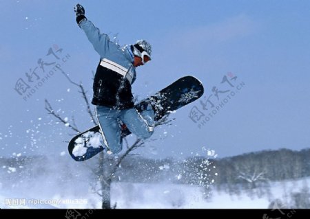 雪山滑雪跳跃图片