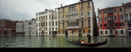 水城威尼斯上滑行的小船图片