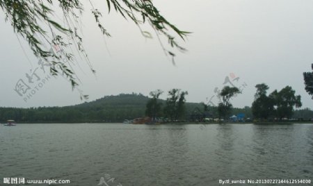 莲花湖和凤冠山图片