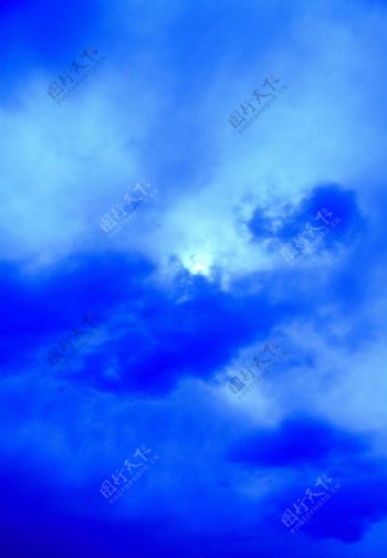 蓝色的乌云图片