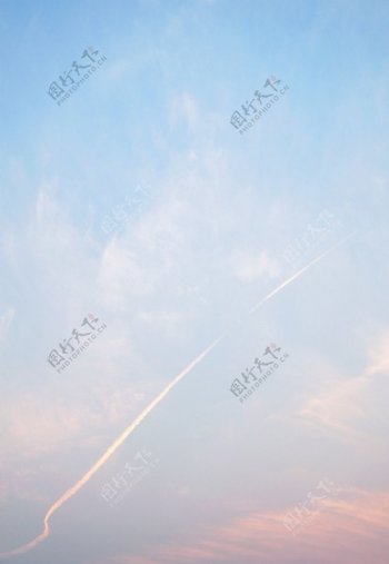 晚霞飞机云图片