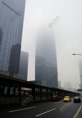 大雾中的广州太古汇图片