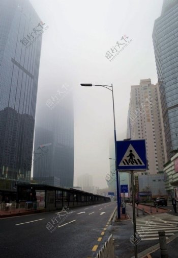 大雾中的广州天河图片