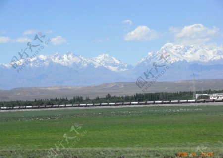 雪山草原图片