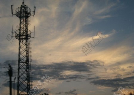 黎明天空下的塔图片