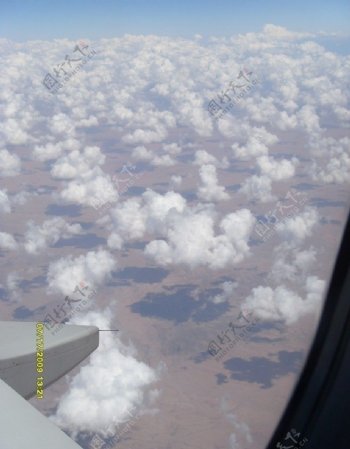 波音飞机窗外云朵图片