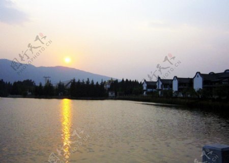 湖面日落图片