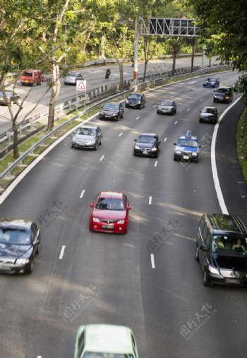 公路上奔驰的汽车图片