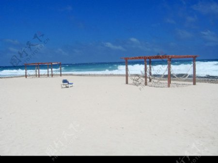 大海沙滩架子椅子图片