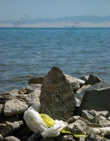 青海湖边玛尼石图片