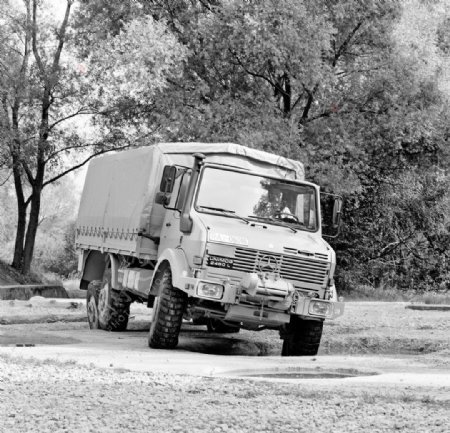 奔驰旧式军用卡车黑白照片图片