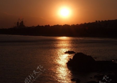 夕阳照海图片