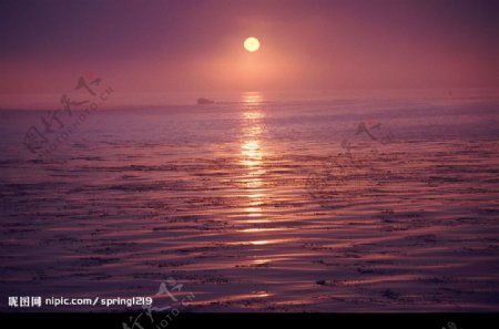 黎明前的海面图片