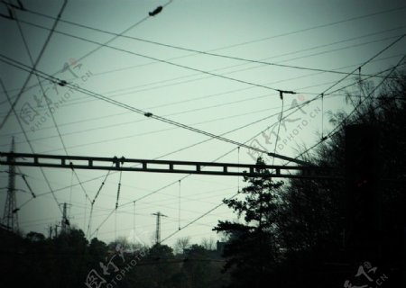 黄昏中的铁架桥图片