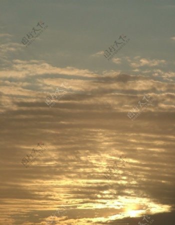 太阳掉落到金色的云海里了图片
