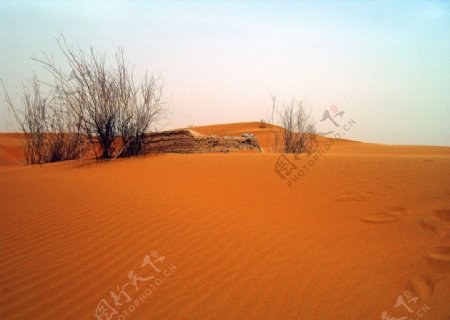 沙漠中的烽火台图片