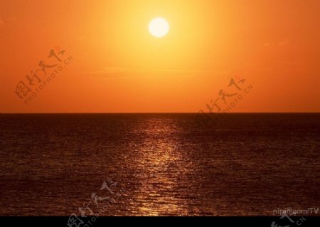 夕阳下的海水图片
