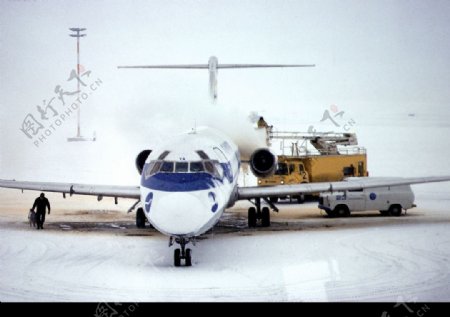 雪中的飞机图片