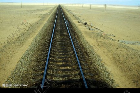 沙漠里的火车道图片