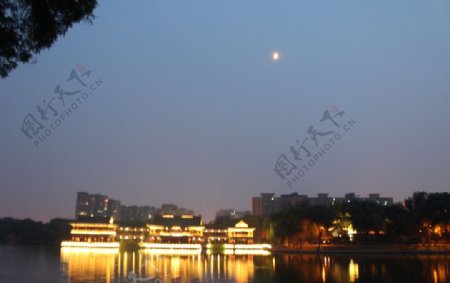 龙潭湖公园码头夜色图片